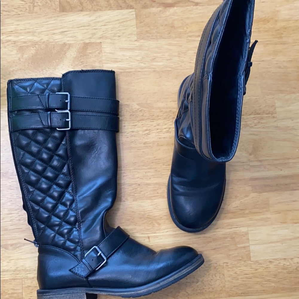 Black leather Steve Madden zip up boots